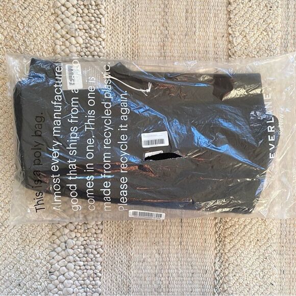 Everlane The ReNew Fleece Oversized Crew Black Size Small NWT - Picture 7 of 8